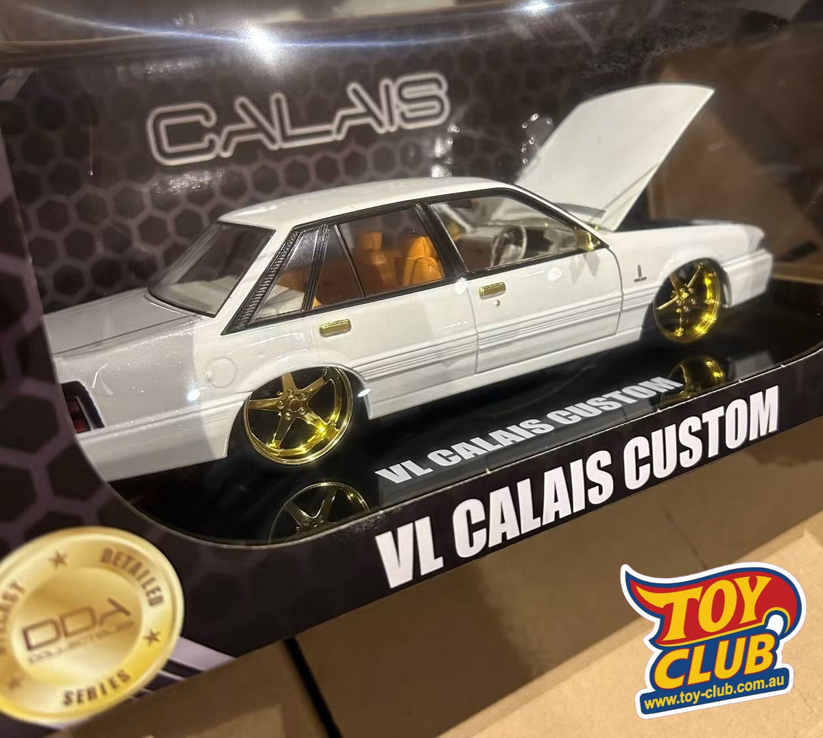 DDA Holden VL calais GOLD CHASE 1:24 Scale Model